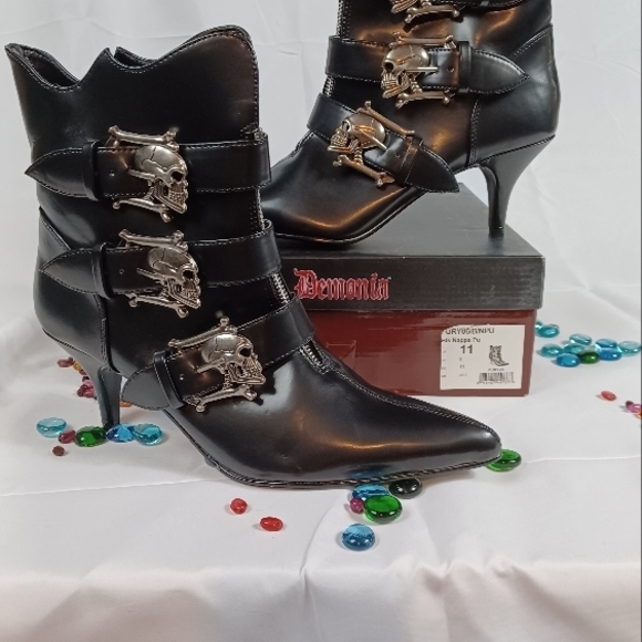 Nwt Demonia Black Women's Skull Buckle Ankle Boots - Picture 1 of 9